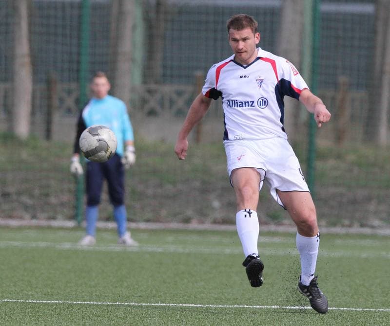 Football. B klasa. Gornik II Zabrze - Piast Pawlow. 10.04.2011