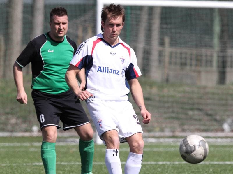 Football. B klasa. Gornik II Zabrze - Piast Pawlow. 10.04.2011