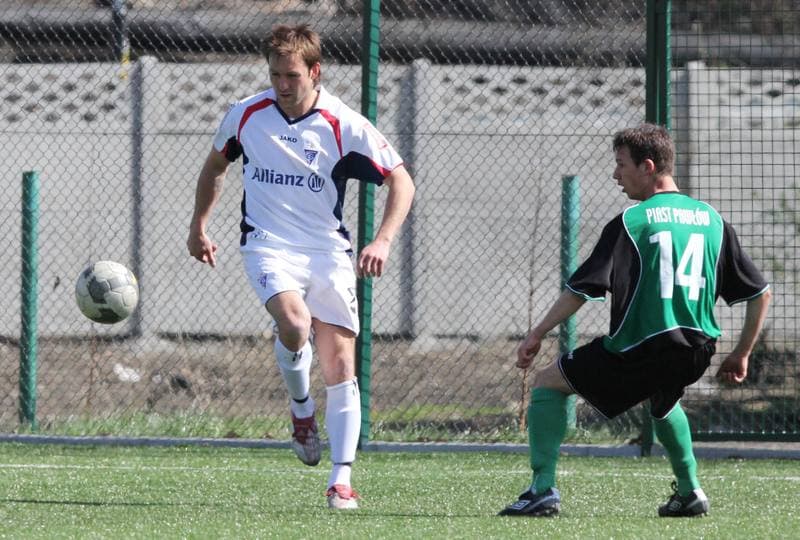 Football. B klasa. Gornik II Zabrze - Piast Pawlow. 10.04.2011