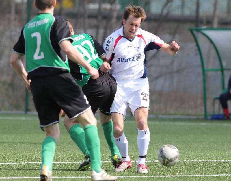 Football. B klasa. Gornik II Zabrze - Piast Pawlow. 10.04.2011