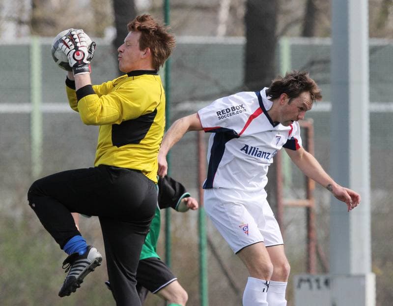 Football. B klasa. Gornik II Zabrze - Piast Pawlow. 10.04.2011