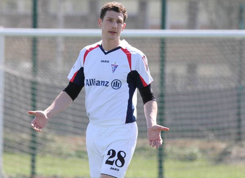 Football. B klasa. Gornik II Zabrze - Piast Pawlow. 10.04.2011
