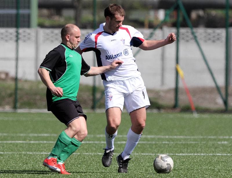 Football. B klasa. Gornik II Zabrze - Piast Pawlow. 10.04.2011
