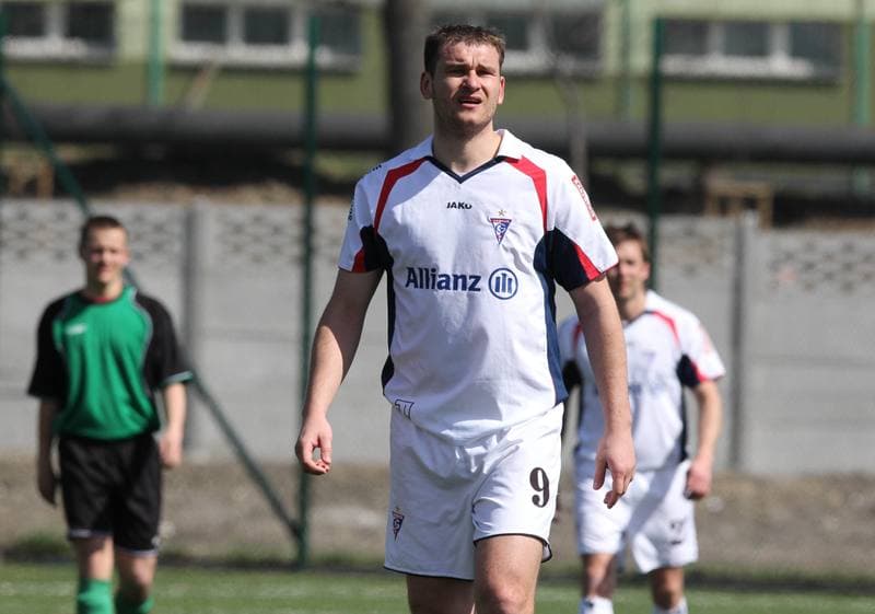Football. B klasa. Gornik II Zabrze - Piast Pawlow. 10.04.2011